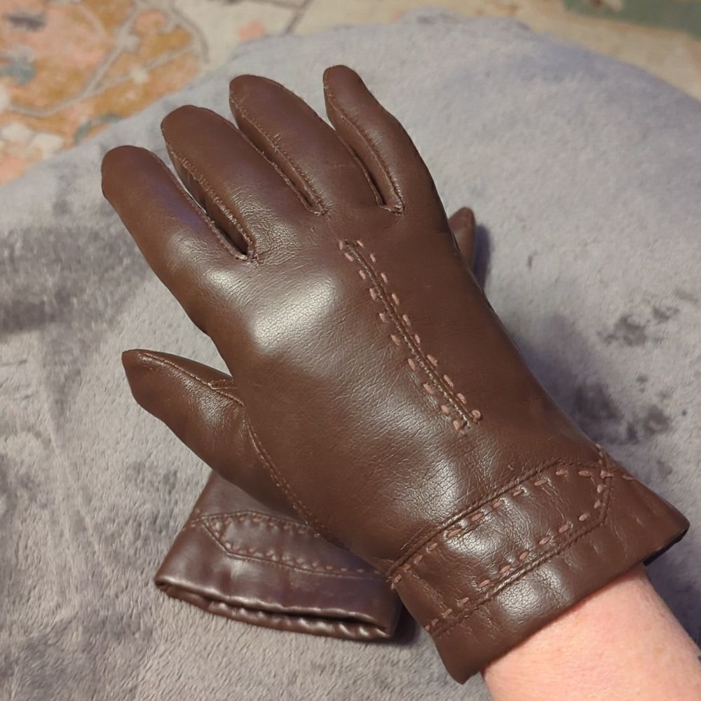 Like new ladies faux leather lined driving gloves. Vegan